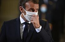 Emmanuel Macron mit Stoffmaske