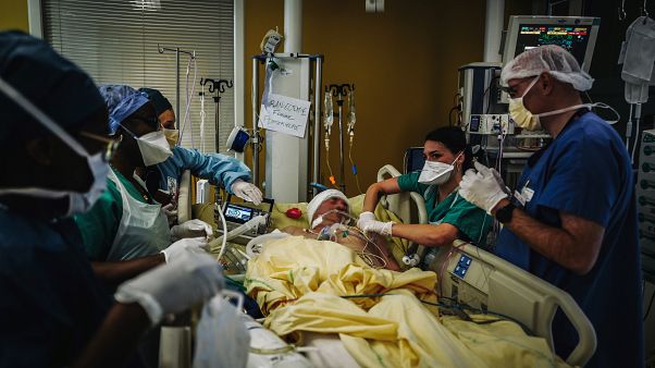 Une unité de réanimation en pleine action à l'hôpital Lariboisière à Paris, le 14 octobre 2020 Une unité de réanimation en pleine action à l'hôpital Lariboisière à Paris, le 14 octobre 2020