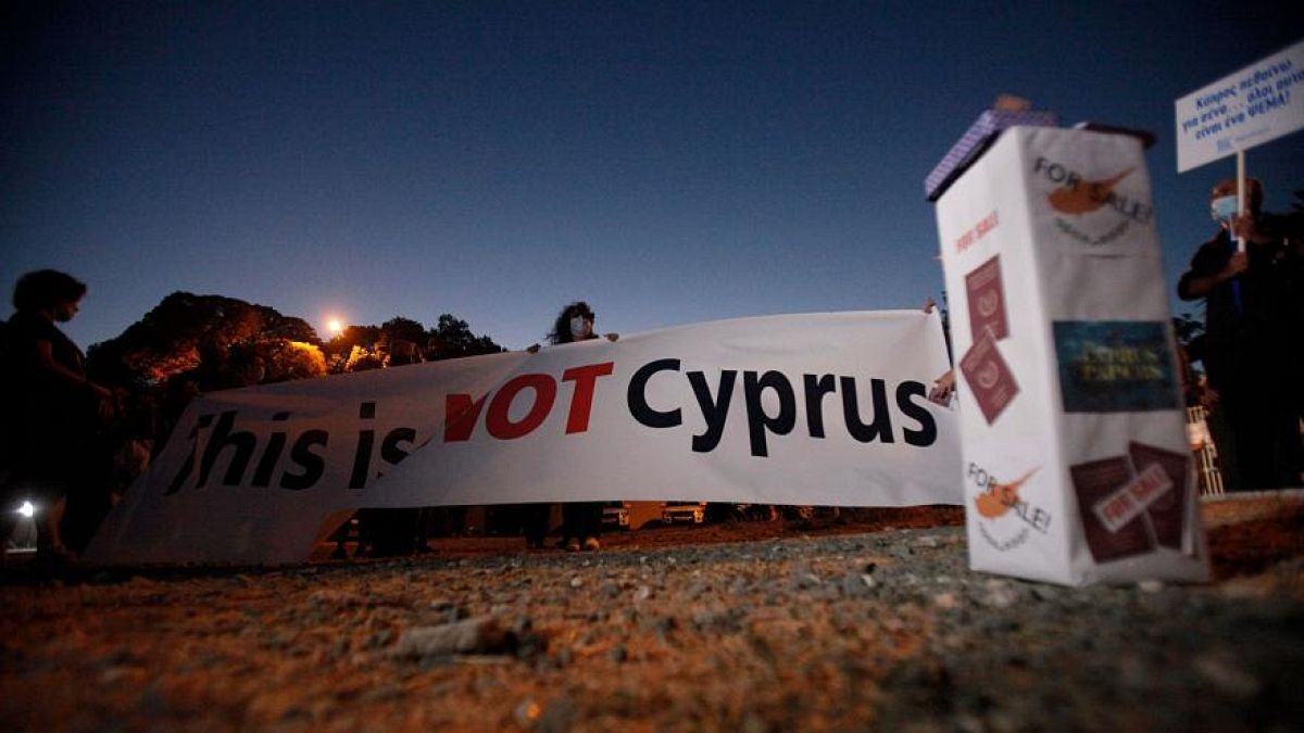 احتجاجات ضد الفساد المرتبط ببرامج بيع جوازات  السفر الذهبية في قبرص 