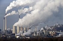 الدخان يتصاعد من محطة توليد الطاقة تعمل بحرق الفحم في جيلسنكيرشن في ألمانيا.