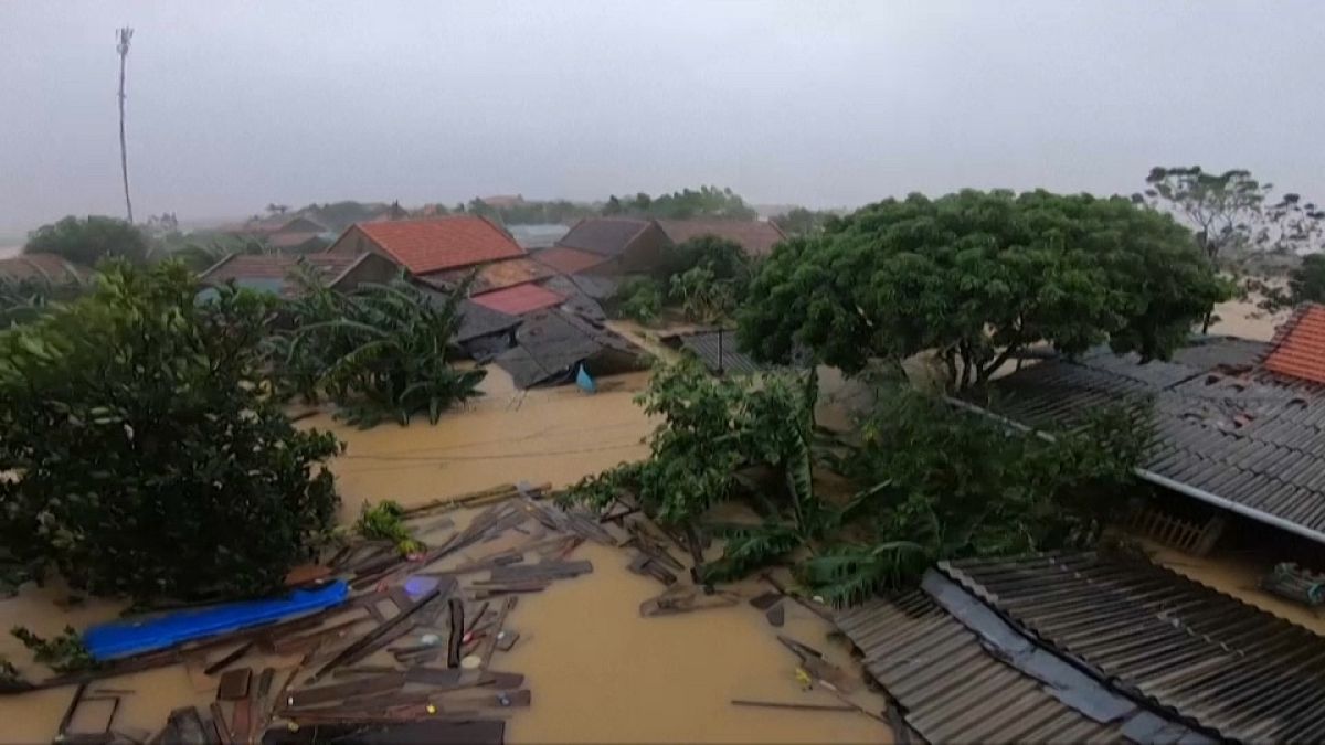 الفيضانات تجتاح وسط فيتنام