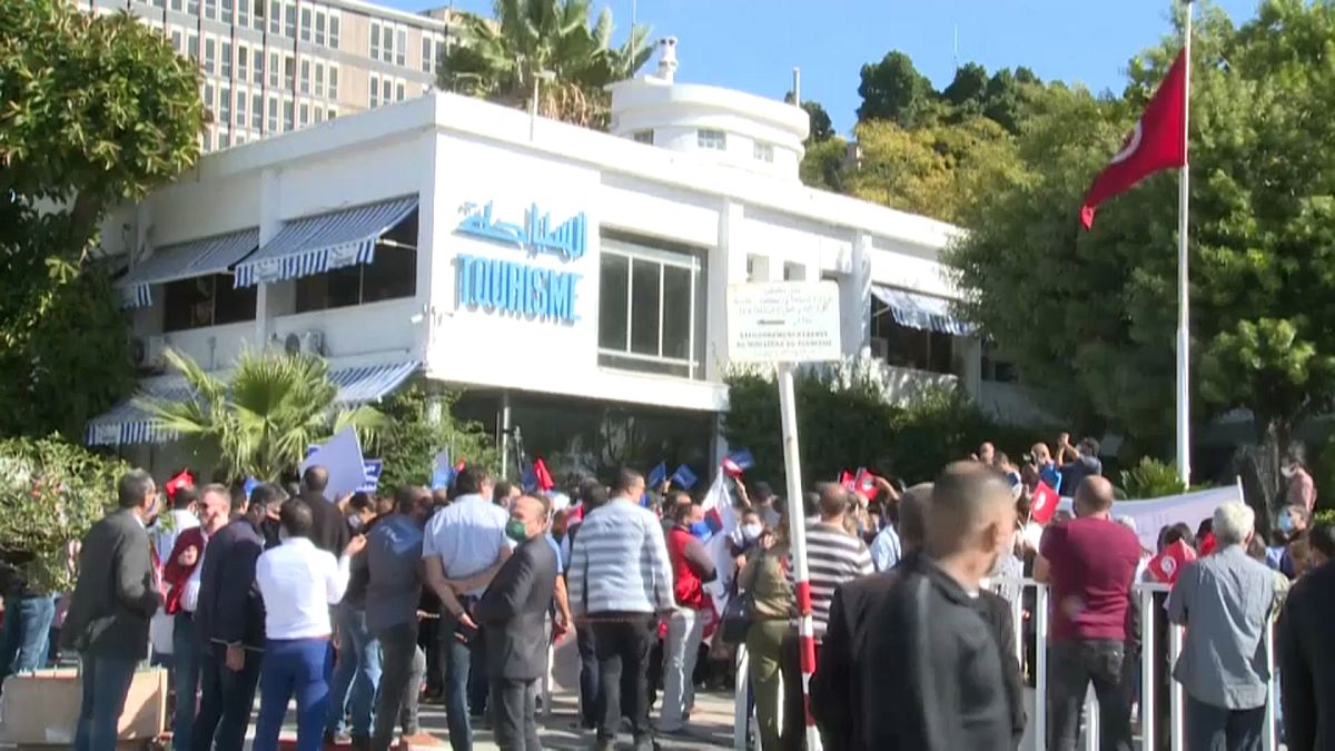 Angestellte des Tourismus-Sektors demonstrieren vor dem Tourismusministerium in Tunis
