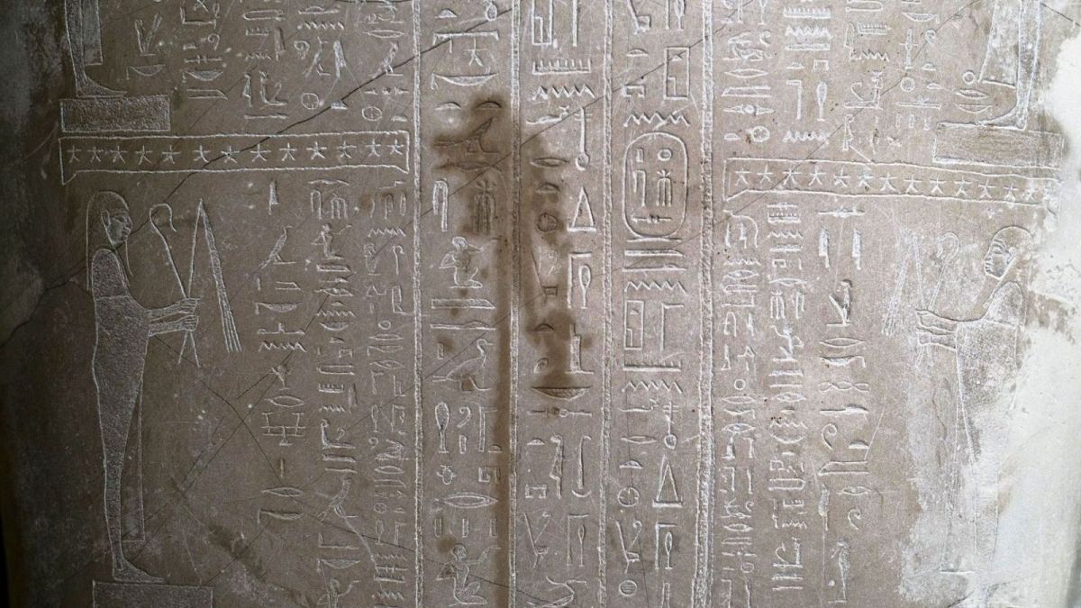 A stain was found on the Sarcophagus of the prophet Ahmose inside the Neue Museum in Berlin.