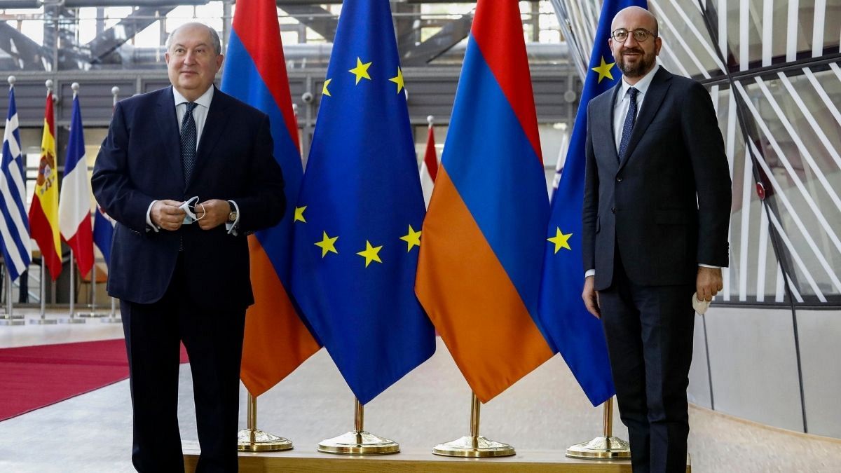 آرمن سرکیسیان، رئیس جمهوری ارمنستان در کنار شارل میشل، رئیس شورای اتحادیه اروپا در بروکسل در روز چهارشنبه ۲۱ اکتبر 