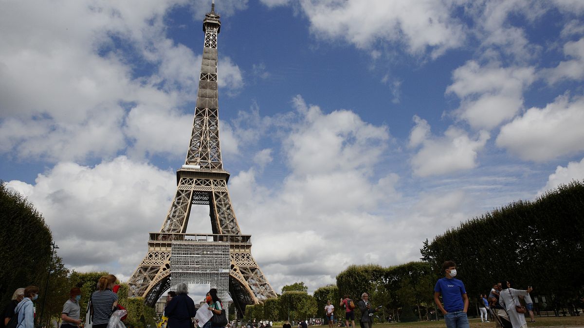 أناس يمشون بالقرب من برج إيفل في باريس. 2020/07/26