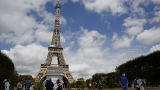 أناس يمشون بالقرب من برج إيفل في باريس. 2020/07/26