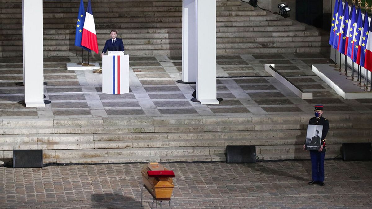 Le cercueil de Samuel Paty, lors de la cérémonie, présidée par Emmanuel Macron, d'hommage national rendu à ce professeur assassiné, à la Sorbonne à Paris le 20 octobre 2020 