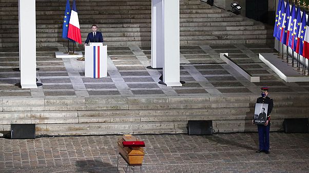 Le cercueil de Samuel Paty, lors de la cérémonie, présidée par Emmanuel Macron, d'hommage national rendu à ce professeur assassiné, à la Sorbonne à Paris le 20 octobre 2020 Le cercueil de Samuel Paty, lors de la cérémonie, présidée par Emmanuel Macron, d'hommage national rendu à ce professeur assassiné, à la Sorbonne à Paris le 20 octobre 2020