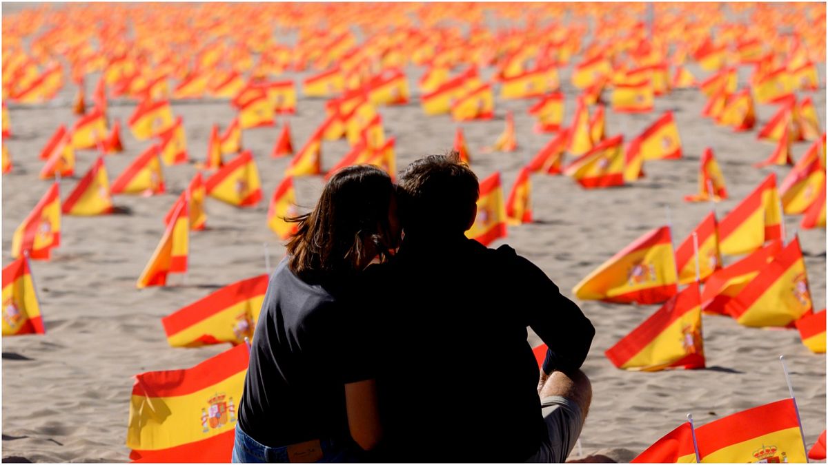 أعلام إسبانية تكريما لضحايا كوفيد 19