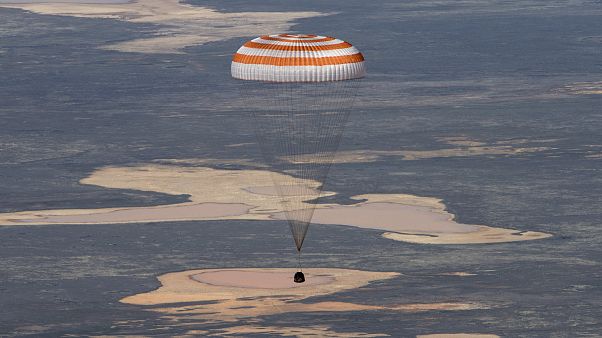 Soyuz MS-15 ile dünyaya dönen mürettebat paraşütle iniş yaptı Soyuz MS-15 ile dünyaya dönen mürettebat paraşütle iniş yaptı