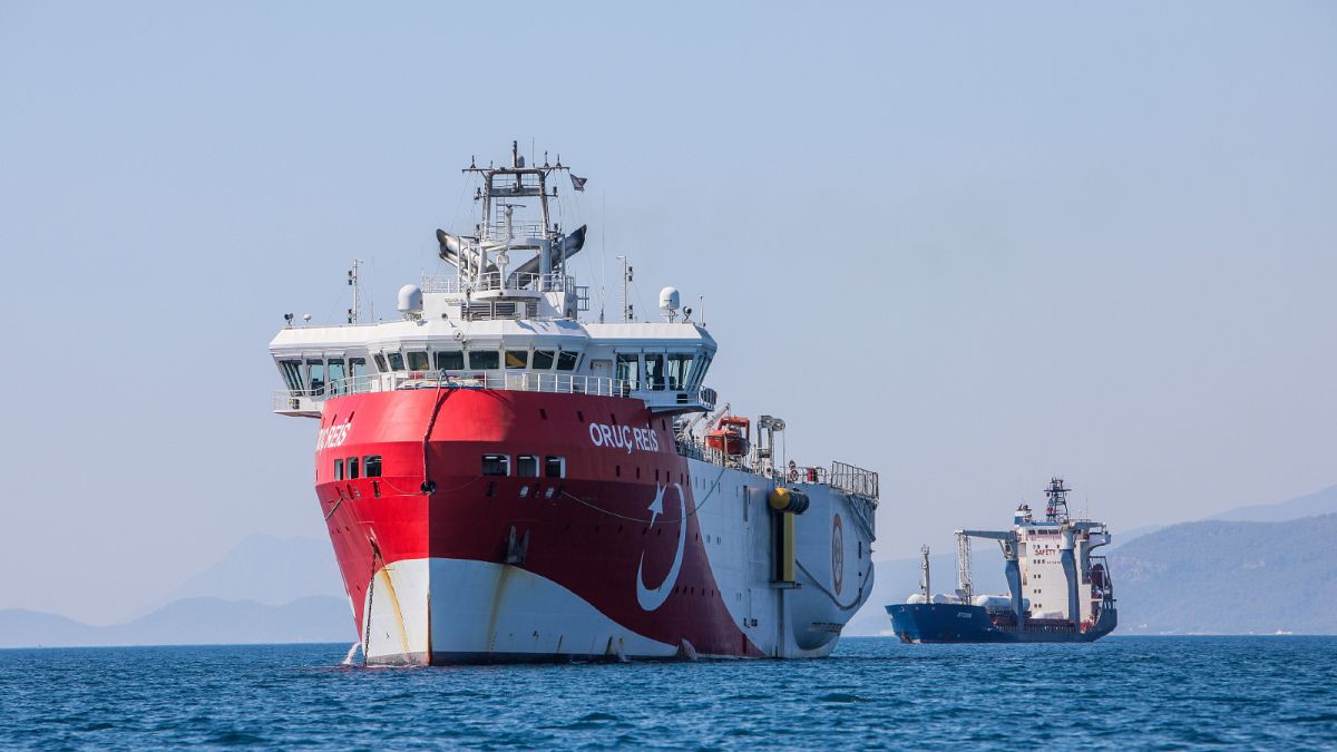 سفينة الأبحاث التركية "عروج ريس" راسية قبالة ساحل أنطاليا على البحر الأبيض المتوسط.