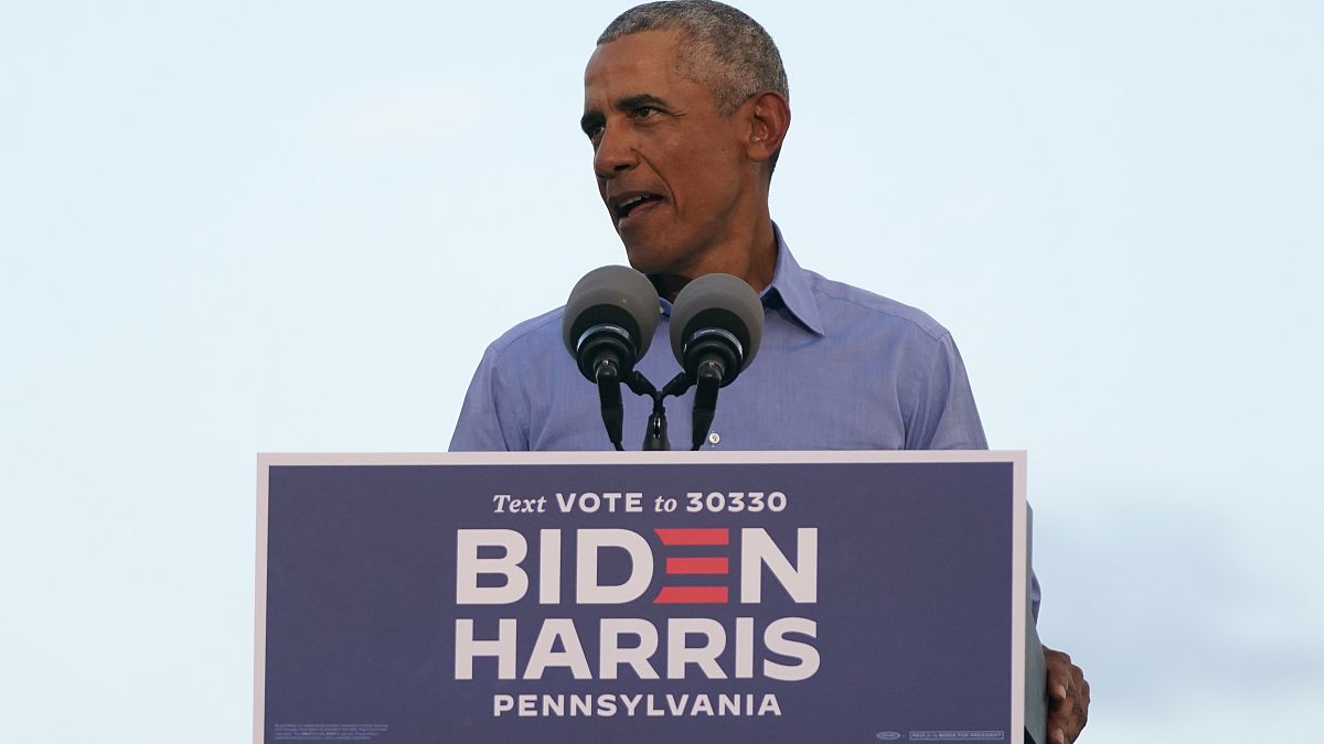 الرئيس الأمريكي السابق باراك أوباما يخاطب أنصار بايدن -هاريس خلال تجمع في فيلادلفيا ، بنسلفانيا.