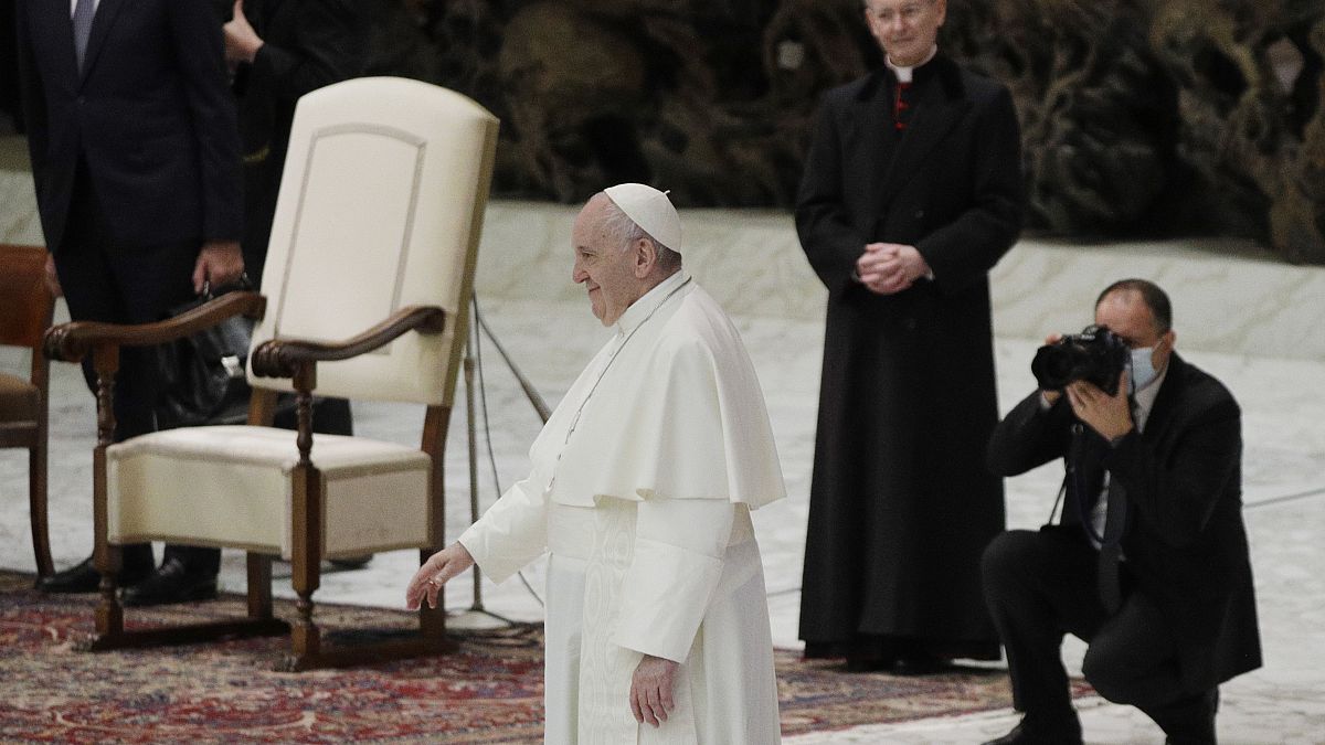 البابا فرنسيس يحيي الحاضرين في نهاية لقائه الأسبوعي العام في القاتيكان. 2020/10/21