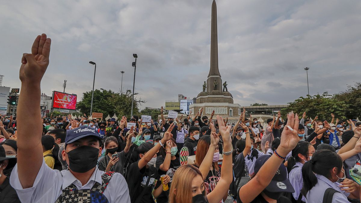 Tayland'da göstericiler başkent Bangkok'taki Zafer Anıtı önünde