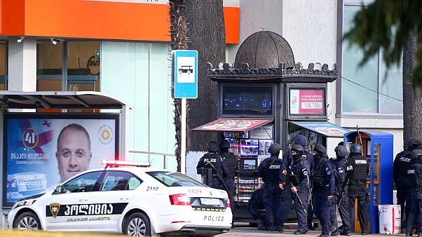 Gürcistan'daki rehine krizi sona erdi, saldırgan kaçtı Gürcistan'daki rehine krizi sona erdi, saldırgan kaçtı