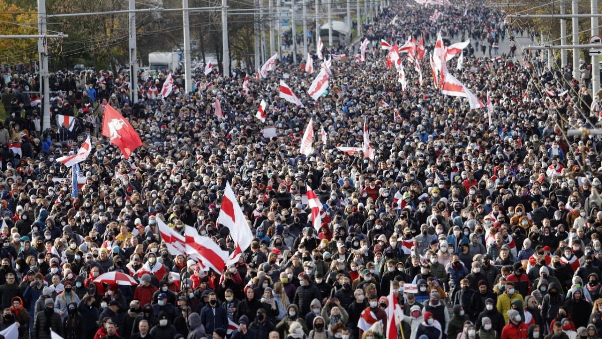 متظاهرون في مينسك عاصمة بيلاروس احتجاجا على نتائج الانتخابات الرئاسية. 2020/10/18