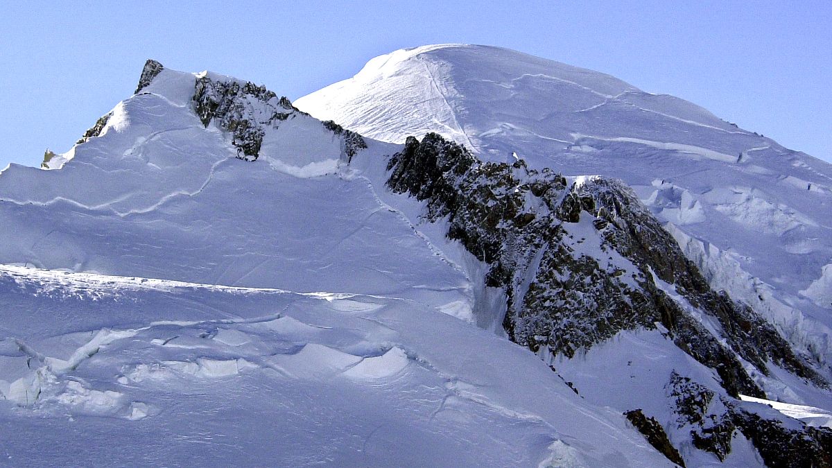 جبل مونت بلانك، أعلى جبل في أوروبا الغربية والواقع بين فرنسا وإيطاليا