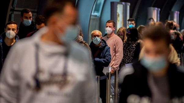 Personnes faisant la queue dans un centre de test Covid-19 installé dans l'aéroport de Francfort en Allemagne le 22 octobre 2020 Personnes faisant la queue dans un centre de test Covid-19 installé dans l'aéroport de Francfort en Allemagne le 22 octobre 2020