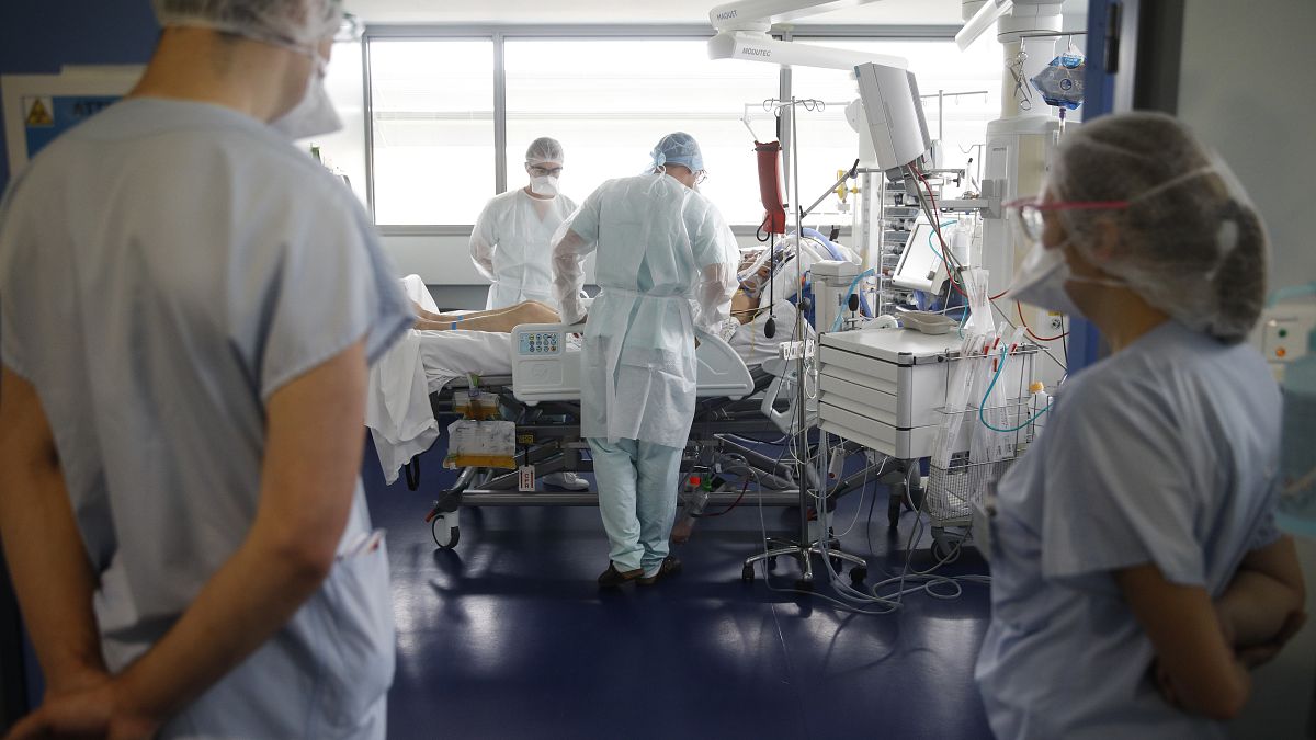 Врачи больницы в Страсбурге помогают пациенту