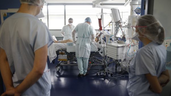 Врачи больницы в Страсбурге помогают пациенту Врачи больницы в Страсбурге помогают пациенту