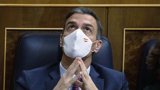 Pedro Sánchez mira al techo del Congreso durante la moción de censura