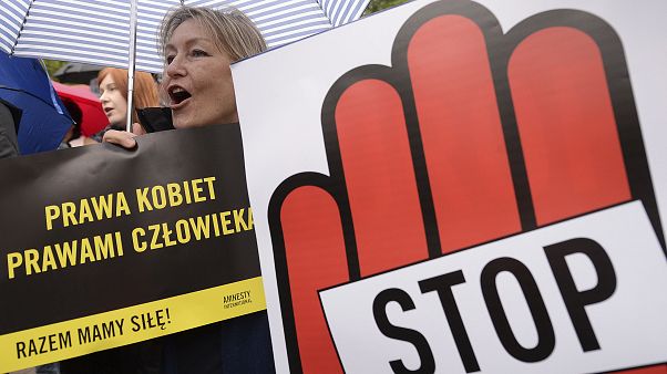 "Döntési lehetőséget akarunk, nem elnyomást!" - az abortusz szigorítása ellen tüntetők szlogenje "Döntési lehetőséget akarunk, nem elnyomást!" - az abortusz szigorítása ellen tüntetők szlogenje