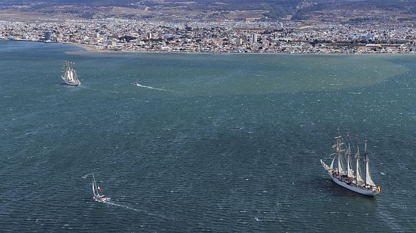 Das spanische Schiff Juan Sebastian de Elcano und die chilenische La Esmeralda vor Punta Arenas Das spanische Schiff Juan Sebastian de Elcano und die chilenische La Esmeralda vor Punta Arenas