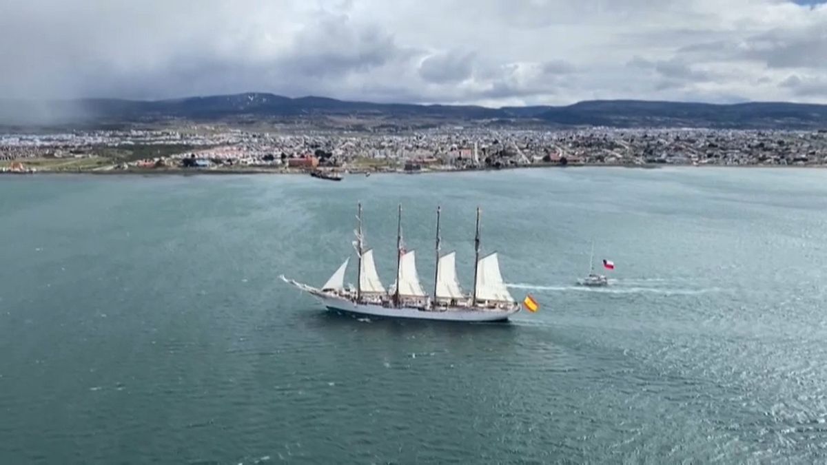 El buque escuela de la Armada española, Juan Sebastián Elcano, navega por el estrecho de Magallanes frente al puerto de Punta Arenas, Chile, 21 de octubre 2020