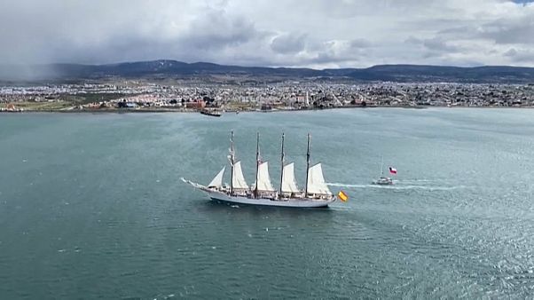 El buque escuela de la Armada española, Juan Sebastián Elcano, navega por el estrecho de Magallanes frente al puerto de Punta Arenas, Chile, 21 de octubre 2020 El buque escuela de la Armada española, Juan Sebastián Elcano, navega por el estrecho de Magallanes frente al puerto de Punta Arenas, Chile, 21 de octubre 2020