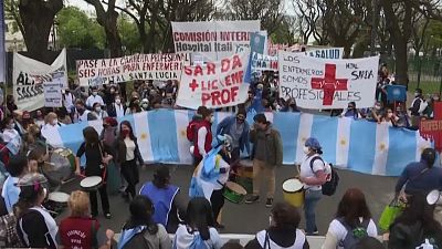 شاهد.. ممرضات أرجنتينيات يتظاهرن للمطالبة بتحسين ظروف عملهن