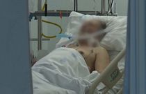Imagen de un enfermo de COVID en una unidad de cuidados intensivos de un hospital español