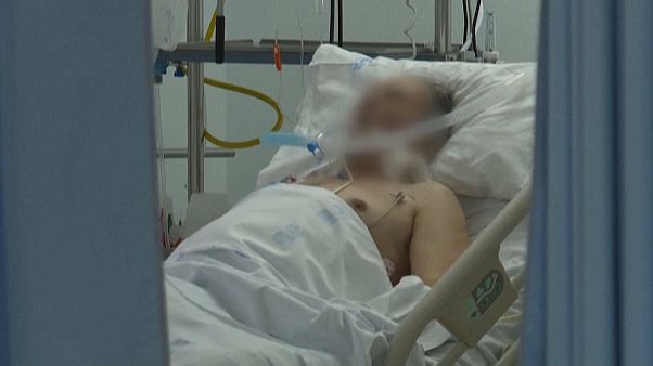 Imagen de un enfermo de COVID en una unidad de cuidados intensivos de un hospital español Imagen de un enfermo de COVID en una unidad de cuidados intensivos de un hospital español