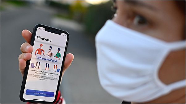 سيدة تظهر تطبيقا لتتبع حالات كورونا سيدة تظهر تطبيقا لتتبع حالات كورونا
