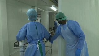 شاهد: مستشفيات أوروبا على وشك الانهيار مع ارتفاع أعداد المصابين بكورونا