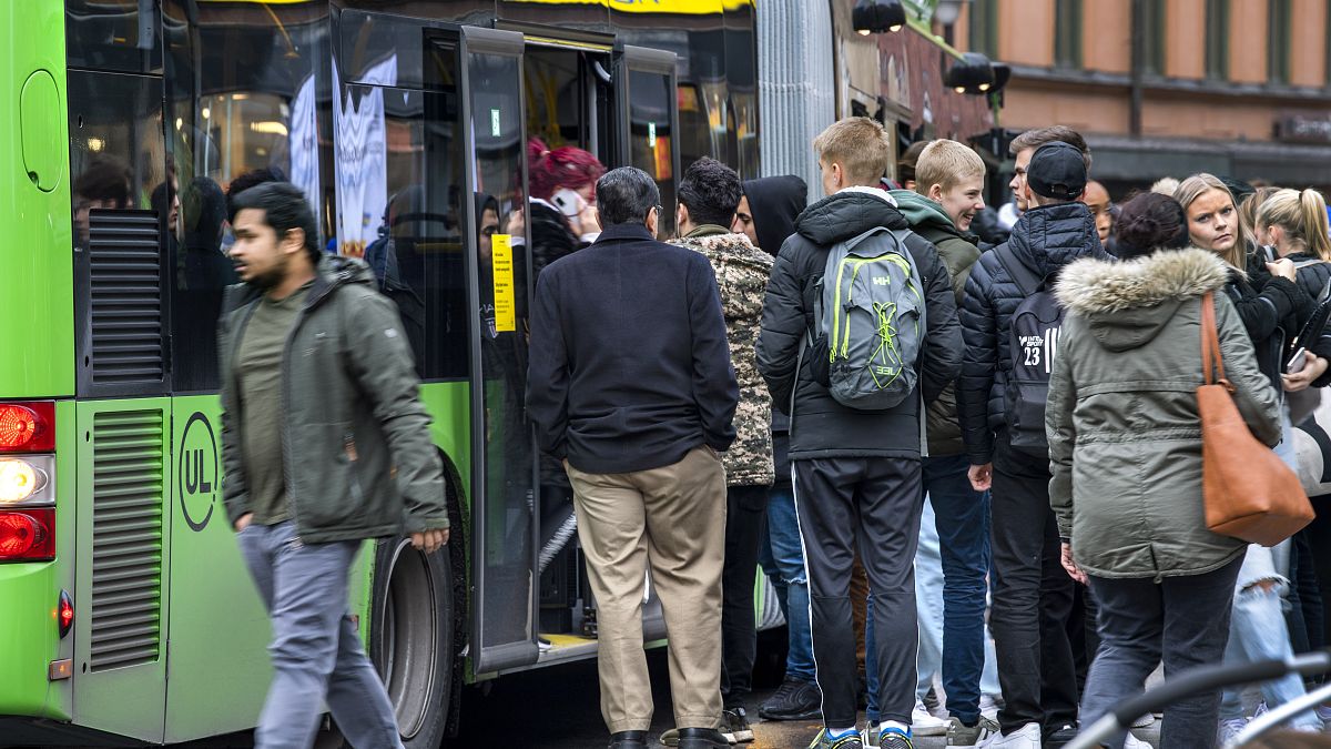 Un bus bondé dans la ville d'Uppsala, en Suède, le 21 octobre 2020