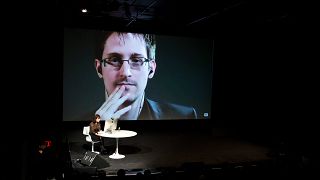 Эдвард Сноуден выступает по видео связи.