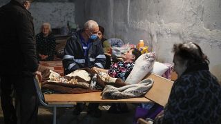 موظف في مجال الصحة يتحدث لعجوز في ملجإ في ستيبانكرت إحدى مناطق ناغورنو قره باغ. 2020/10/22
