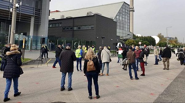 A demonstráció kezdetén gyülekező tüntetők A demonstráció kezdetén gyülekező tüntetők