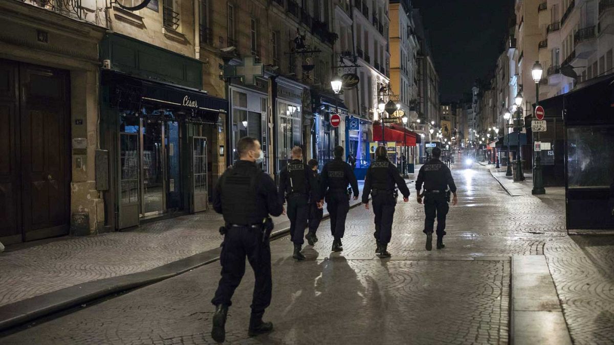 Pattuglia notturna per le strade di Parigi durante il coprifuoco, ottobre 2020 