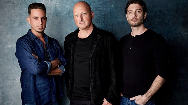 جيمس سافيتشوك، من اليمين، المخرج دان ريد ووايد روبس يلتقطون صورة للترويج لفيلم "Leaving Neverland" خلال مهرجان Sundance السينمائي ، 24 يناير 2019 جيمس سافيتشوك، من اليمين، المخرج دان ريد ووايد روبس يلتقطون صورة للترويج لفيلم "Leaving Neverland" خلال مهرجان Sundance السينمائي ، 24 يناير 2019