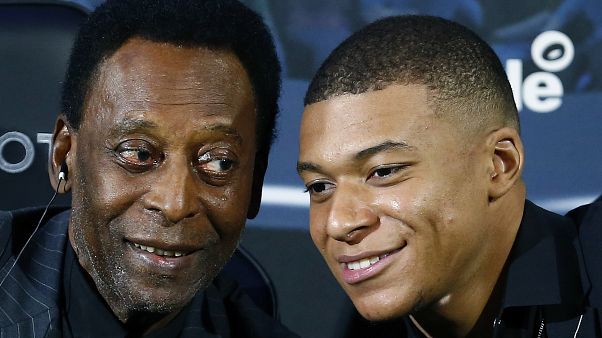 Pelé im April 2019 in Paris an der Seite des französischen Superstars Kylian Mbappé Pelé im April 2019 in Paris an der Seite des französischen Superstars Kylian Mbappé