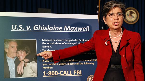 Audrey Strauss, New York-i államügyész ismerteti a Ghislaine Maxwell elleni vádakat 2020 júliusában Audrey Strauss, New York-i államügyész ismerteti a Ghislaine Maxwell elleni vádakat 2020 júliusában