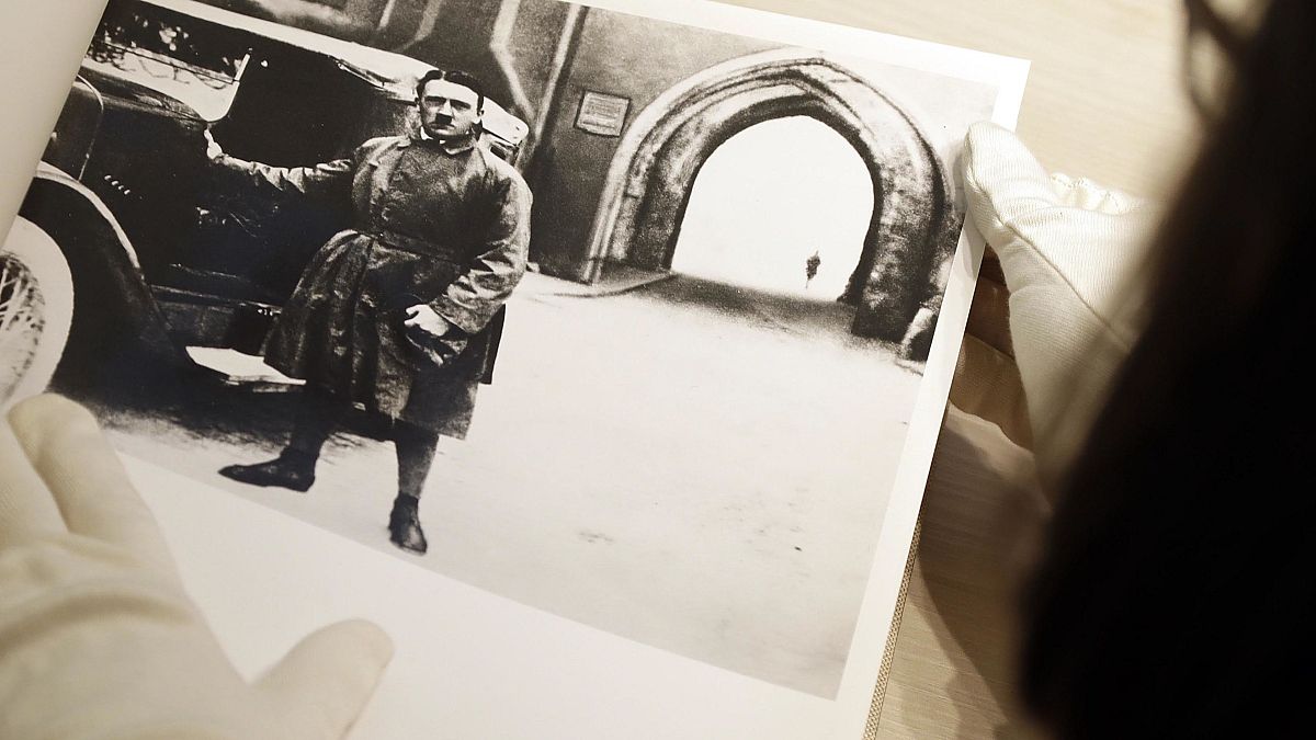 صورة أدولف هتلر في ميونخ الألمانية. الصور من البوم وهي تعود للحقبة النازية وقد تم عرضها في مزاد يوم 2017/05/10.