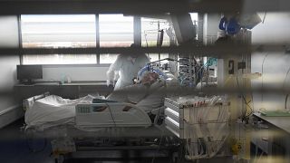 مريض مصاب بكورونا في وحدة العناية المركزة بأحد مستشفيات فرنسا