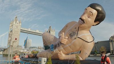 Riesiger "Borat" schippert in London halbnackt auf der Themse