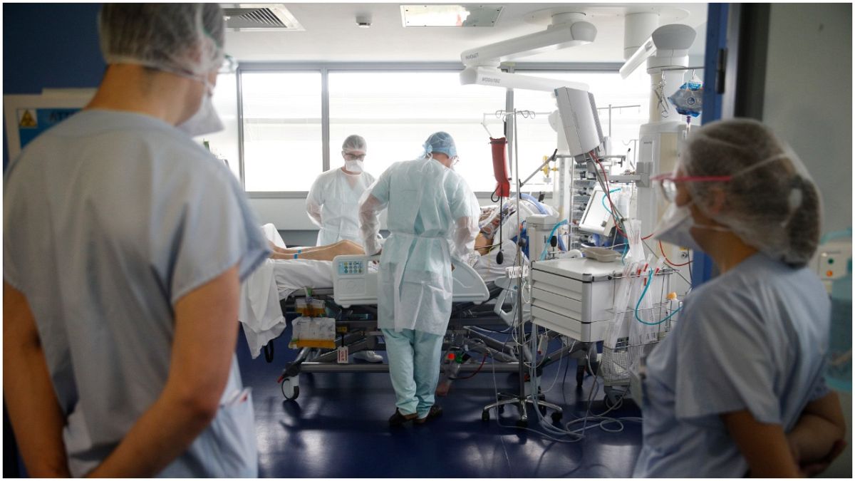 عاملون في المجال الطبي يعتنون بمريض بكوفيد-19 في مستشفى سترازبورغ المدني الجديد في فرنسا. 2020/10/22