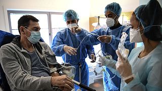 Une personne infectée par la Covid-19 prise en charge par les équipes médicales de l'hôpital de Gonesse, en région parisienne, le 22 octobre 2020.