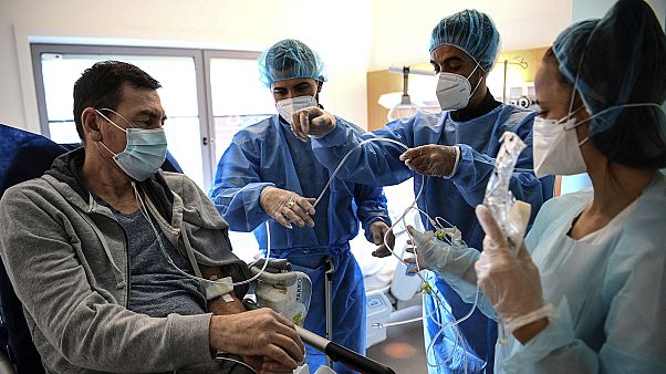Une personne infectée par la Covid-19 prise en charge par les équipes médicales de l'hôpital de Gonesse, en région parisienne, le 22 octobre 2020. Une personne infectée par la Covid-19 prise en charge par les équipes médicales de l'hôpital de Gonesse, en région parisienne, le 22 octobre 2020.