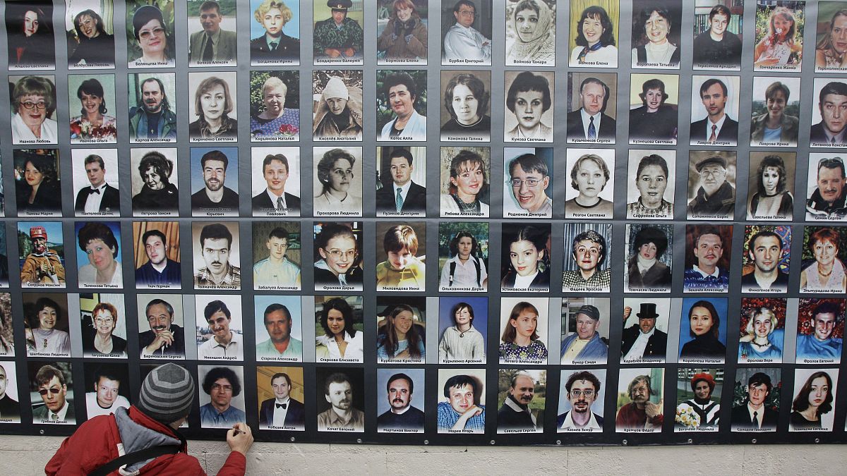 Транспарант с фотографиями погибших в результате теракта на Дубровке