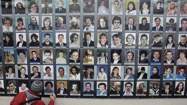 Транспарант с фотографиями погибших в результате теракта на Дубровке Транспарант с фотографиями погибших в результате теракта на Дубровке